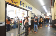 Na v&eacute;spera da sexta-feira Santa, peixaria tem filas e movimento intenso 