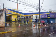 Posto de combust&iacute;veis &eacute; interditado ap&oacute;s teto ceder parcialmente durante chuva