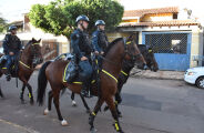 Suspeito de furtos foge da pol&iacute;cia, invade casas e mobiliza moradores em bairro de Campo Grande