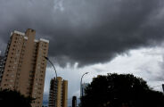 Domingo ser&aacute; de calor&atilde;o, mas frente fria traz tempestade na segunda-feira
