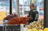 Guerra pressiona alimentos e j&aacute; eleva pre&ccedil;os no Estado
