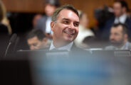 Fl&aacute;vio Bolsonaro deve receber t&iacute;tulo de "Visitante Ilustre" durante passagem por Campo Grande