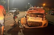 'Sem pedir', homem pega carro, atinge moto e foge sem prestar socorro