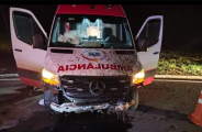 Ambul&acirc;ncia com gestante entubada bate ap&oacute;s motorista dormir na BR-262