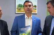 Riedel entrega a Fl&aacute;vio Bolsonaro propostas para o agro e crava: "pr&oacute;ximo presidente da Rep&uacute;blica"