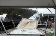 Chuva com vendaval derruba parte da estrutura na Expogrande; Veja v&iacute;deos