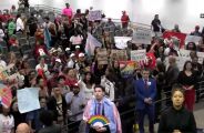 Sess&atilde;o na C&acirc;mara &eacute; marcada por protesto contra lei que pro&iacute;be trans em banheiro feminino