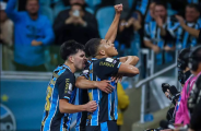 Gr&ecirc;mio vence de virada e empurra Santos para a zona de rebaixamento do Brasileir&atilde;o