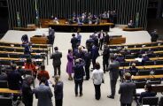 C&acirc;mara aprova renova&ccedil;&atilde;o autom&aacute;tica da CNH para motoristas sem multas; texto segue para o Senado