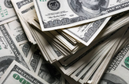D&oacute;lar cai com sinais positivos sobre guerra, mas permanece na casa de R$ 5,00