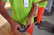 Presos produzem chinelos para detentos sem apoio familiar em penitenci&aacute;ria