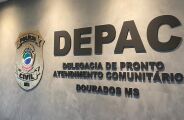 Para fugir de atentado do CV, rapaz se esconde atr&aacute;s da companheira
