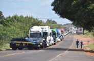 Caminh&atilde;o-tanque tomba em rotat&oacute;ria e interdita BR-060