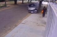 Mulher escapa por segundos de carro desgovernado que invadiu cal&ccedil;ada 