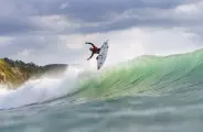 Fot&oacute;grafo atacado por animal marinho no Mundial de Surfe passar&aacute; por cirurgia