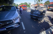 Idosa bate ve&iacute;culo em carro parado e capota no Centro de Campo Grande