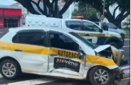 Carro fura sinal vermelho e bate em ve&iacute;culo de autoescola no centro