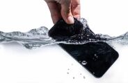 Celular caiu na &aacute;gua? Colocar no arroz funciona? Especialista revela o que fazer