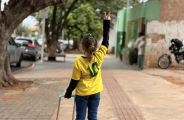 Escolas pedem camisa do Brasil e pais correm &agrave;s lojas &agrave;s v&eacute;speras da estreia da sele&ccedil;&atilde;o