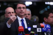 Rejei&ccedil;&atilde;o a Fl&aacute;vio Bolsonaro sobe para 56%; rejei&ccedil;&atilde;o a Lula segue em 53%