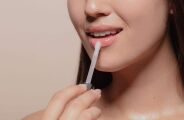 Oito ativos que voc&ecirc; precisa analisar antes de comprar um gloss labial 