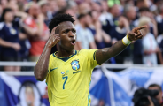Com dois gols de Vini Jr., Brasil vence Esc&oacute;cia, avan&ccedil;a em primeiro e celebra retorno de Neymar