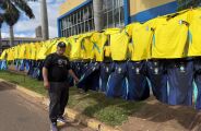 Ambulantes aproveitam jogo do Brasil para faturar com venda de blusas e bandeiras