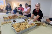 Cem fi&eacute;is est&atilde;o 'com a m&atilde;o na massa' para confeccionar bolo de Santo Ant&ocirc;nio