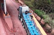 Carreta &eacute; apreendida na fronteira com material para fabricar 40 toneladas de coca&iacute;na