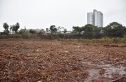 Alvo de den&uacute;ncias por 'abandono', terreno da pedreira antiga aparece limpo