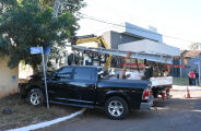 Camionete de luxo bate em poste no Rita Vieira e deixa moradores sem luz 