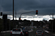 Ventania e calor continuam mas chuva chega na quarta-feira em MS 