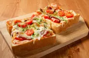 F&eacute;rias escolares: Pizza de P&atilde;o de Forma &eacute; op&ccedil;&atilde;o pr&aacute;tica para preparar com a crian&ccedil;ada