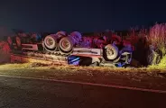 Caminhoneiro morre ap&oacute;s capotamento de ve&iacute;culo na BR-267