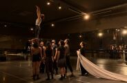 Espet&aacute;culo de dan&ccedil;a transforma a inquieta&ccedil;&atilde;o de L&iacute;dia Ba&iacute;s em poesia corporal