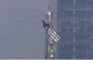 Casal &eacute; preso ap&oacute;s escalar antena do Empire State, pendurar faixa e fazer pedido de casamento