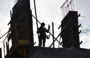 Empresas "disputam" trabalhadores e escassez de m&atilde;o de obra vira desafio