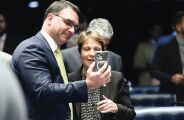 Tereza Cristina se re&uacute;ne com Fl&aacute;vio Bolsonaro e negocia&ccedil;&otilde;es para ser vice avan&ccedil;am