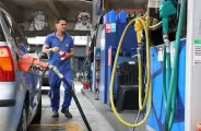 Guerra acaba, pre&ccedil;o do petr&oacute;leo cai e gasolina continua cara