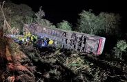 &Ocirc;nibus com equipe de dan&ccedil;a do Paraguai cai em ribanceira em SC, deixando 3 mortos e 40 feridos