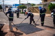 Prefeitura realiza mutir&atilde;o de tapa-buracos na Moreninhas lll 