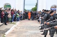 PM morto em confronto &eacute; sepultado com honra militar e cortejo de helic&oacute;ptero
