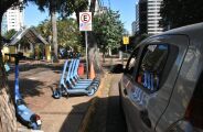 Patinetes invadem vagas de pessoas com defici&ecirc;ncia em Campo Grande