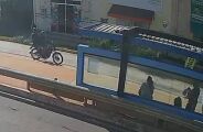 Dupla de tornozeleira assalta mulheres em ponto de &ocirc;nibus &agrave; luz do dia 