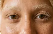 Voc&ecirc; sabia que descolorir c&iacute;lios pode perfurar os olhos?