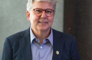 "N&atilde;o basta construir mais im&oacute;veis, &eacute; preciso garantir que mais fam&iacute;lias consigam comprar" 
