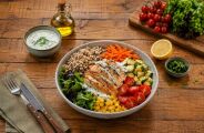 Veja como preparar uma receita pr&aacute;tica e saud&aacute;vel de Bowl Colorido de Frango, Gr&atilde;os e Legumes 