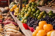 Al&eacute;m de beber &aacute;gua, incluir frutas e legumes no card&aacute;pio pode contribuir para a hidrata&ccedil;&atilde;o