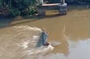 Motorista de carreta que caiu em rio ap&oacute;s ponte desabar &eacute; encontrado morto