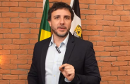 Renan Santos &eacute; oficializado em ato com ingresso de at&eacute; R$ 7 mil e livro de propostas 'de luxo'